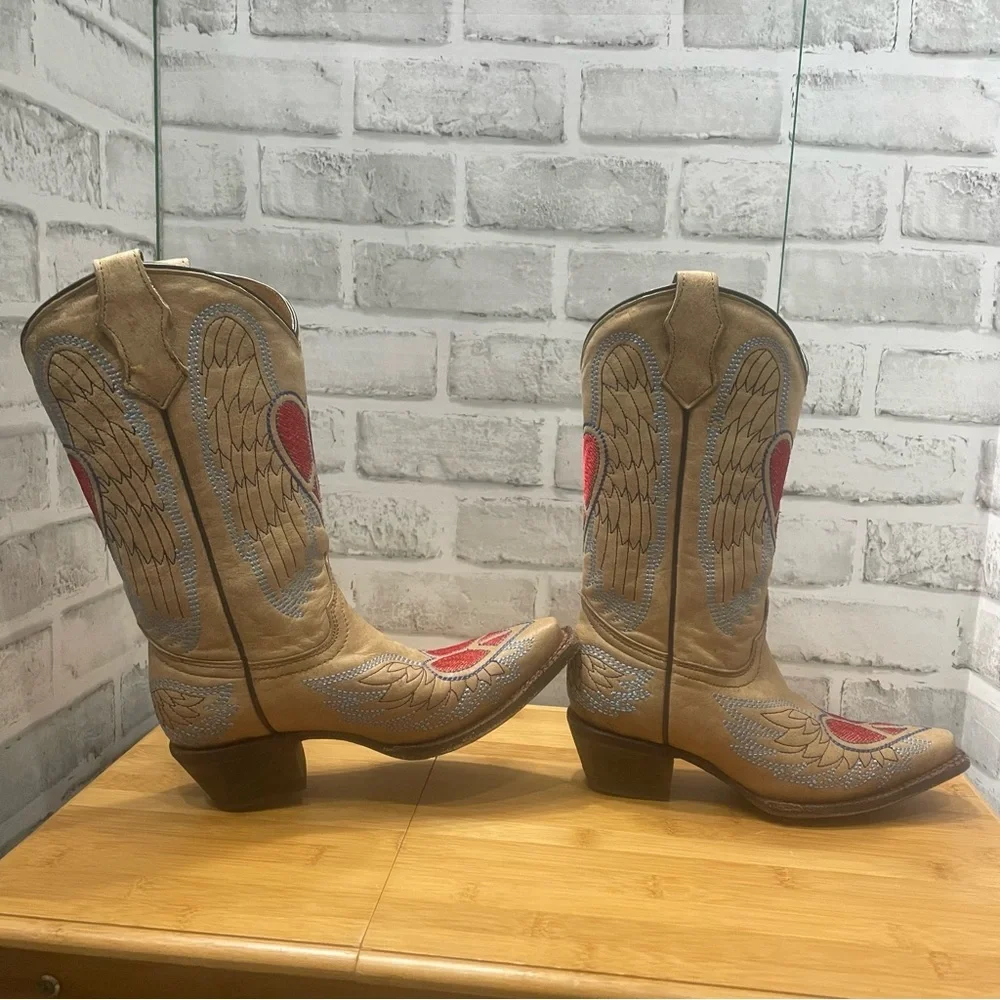 Corral vintage TEEN Heart & Wings western boots, size 2 Leather. Preowned.